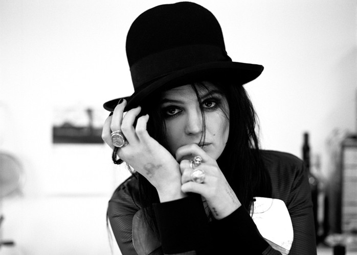 Alison Mosshart (The Kills, Dead Weather) colaboreaza cu Gang of Four. Asculta o piesa!